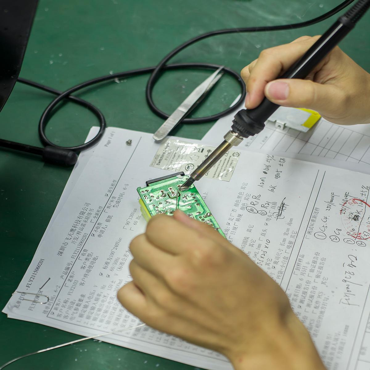 電源適配器廠家：設計單片開關電源需要遵守哪些原則