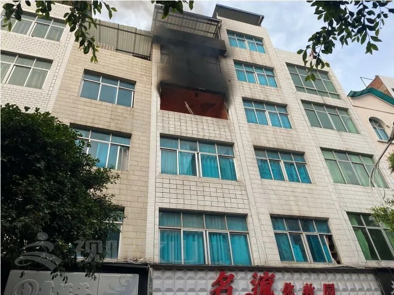 充電器起火燒毀倉庫，電源安全不容忽視