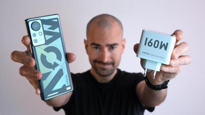 傳音搭載160W超級(jí)電源適配器，11分鐘可充滿4000mh大電池！